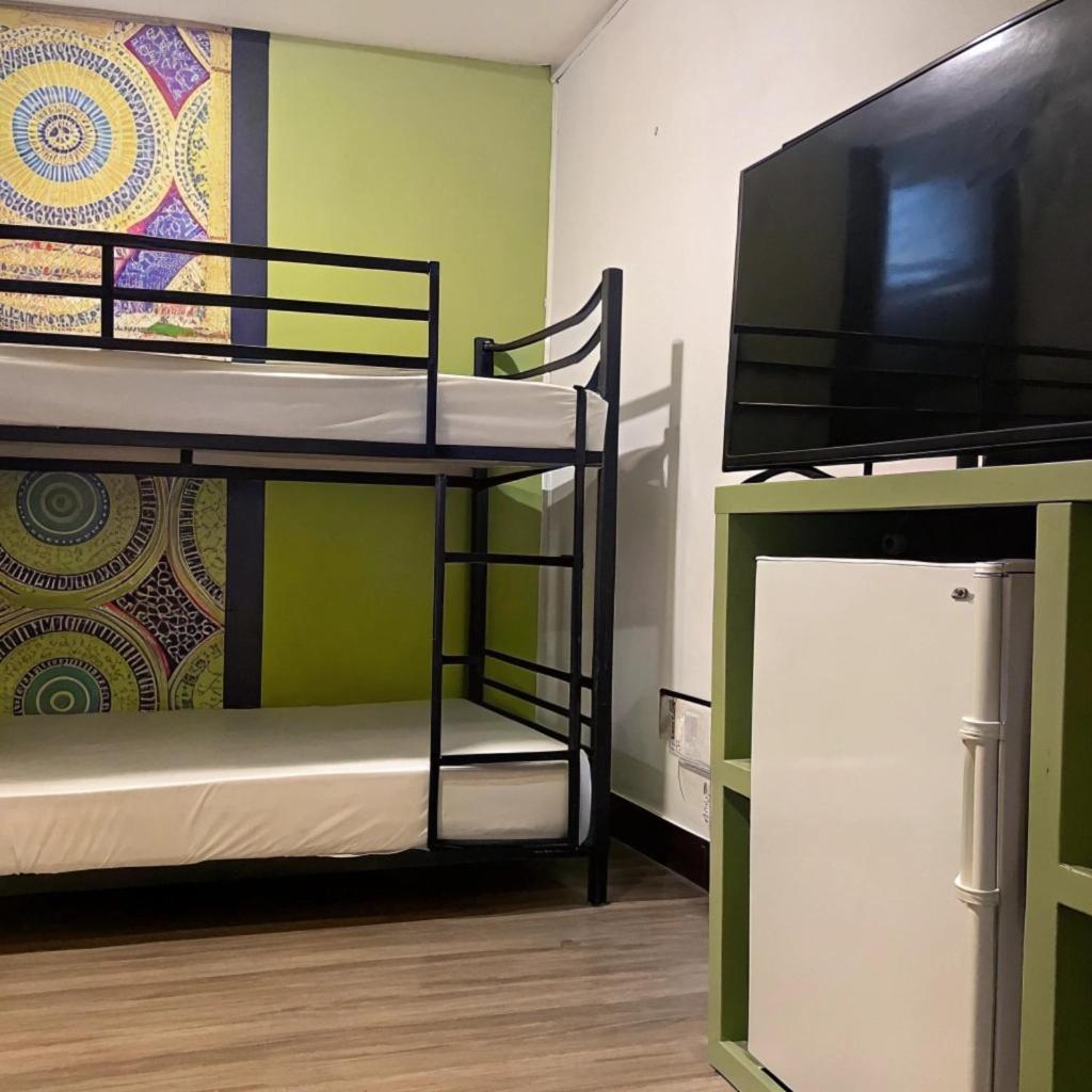 Apartament 逢甲柏斯青年旅棧 Taizhong Zewnętrze zdjęcie