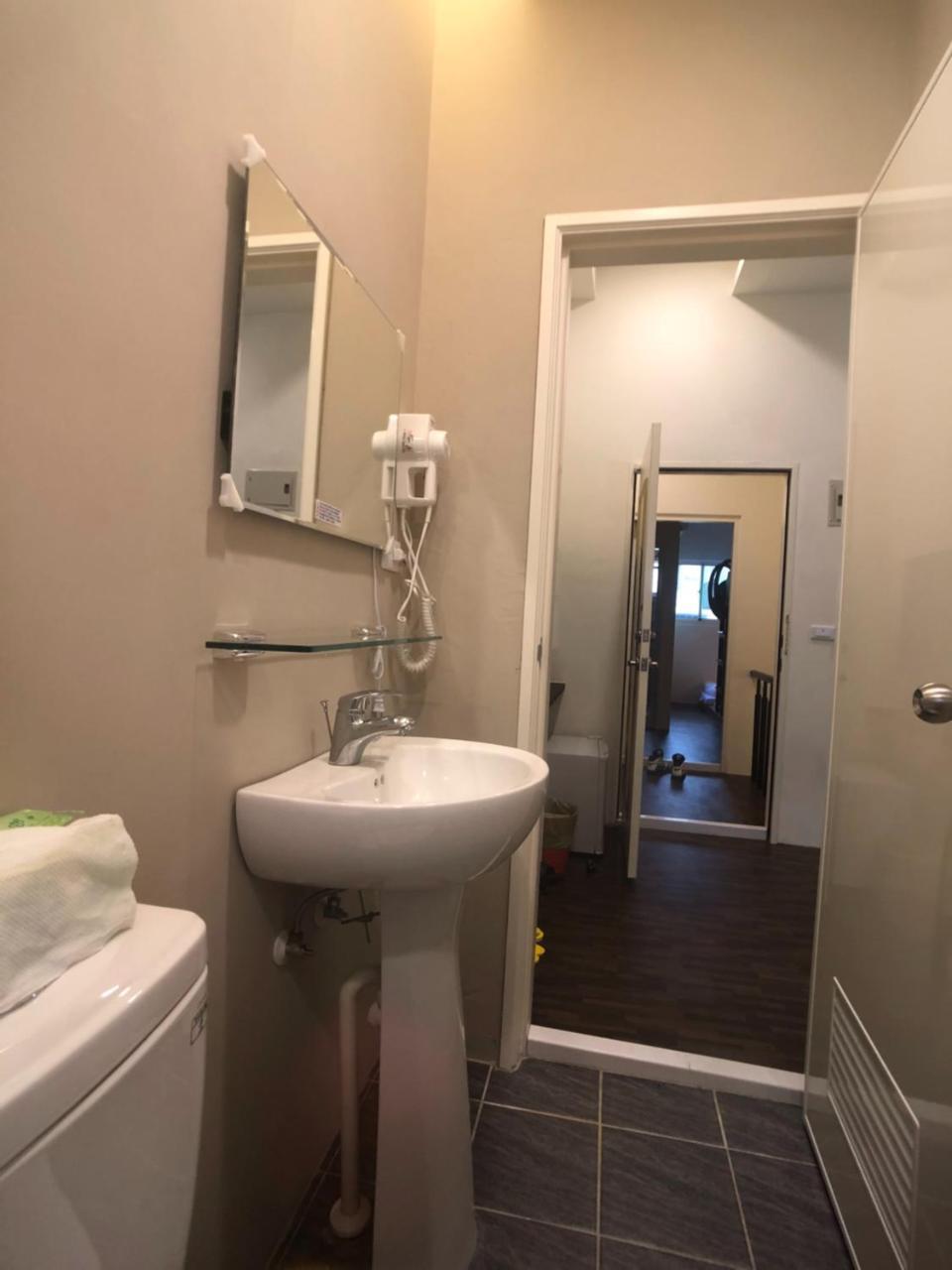 Apartament 逢甲柏斯青年旅棧 Taizhong Zewnętrze zdjęcie
